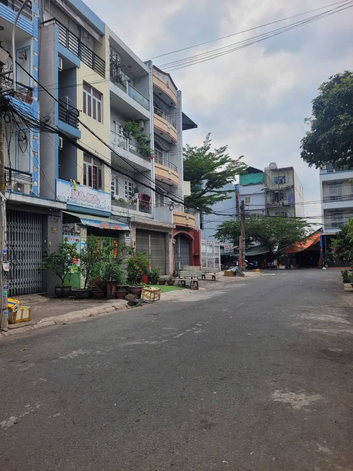 Nhà phố ngộp ngân hàng Tên Lửa Bình Tân